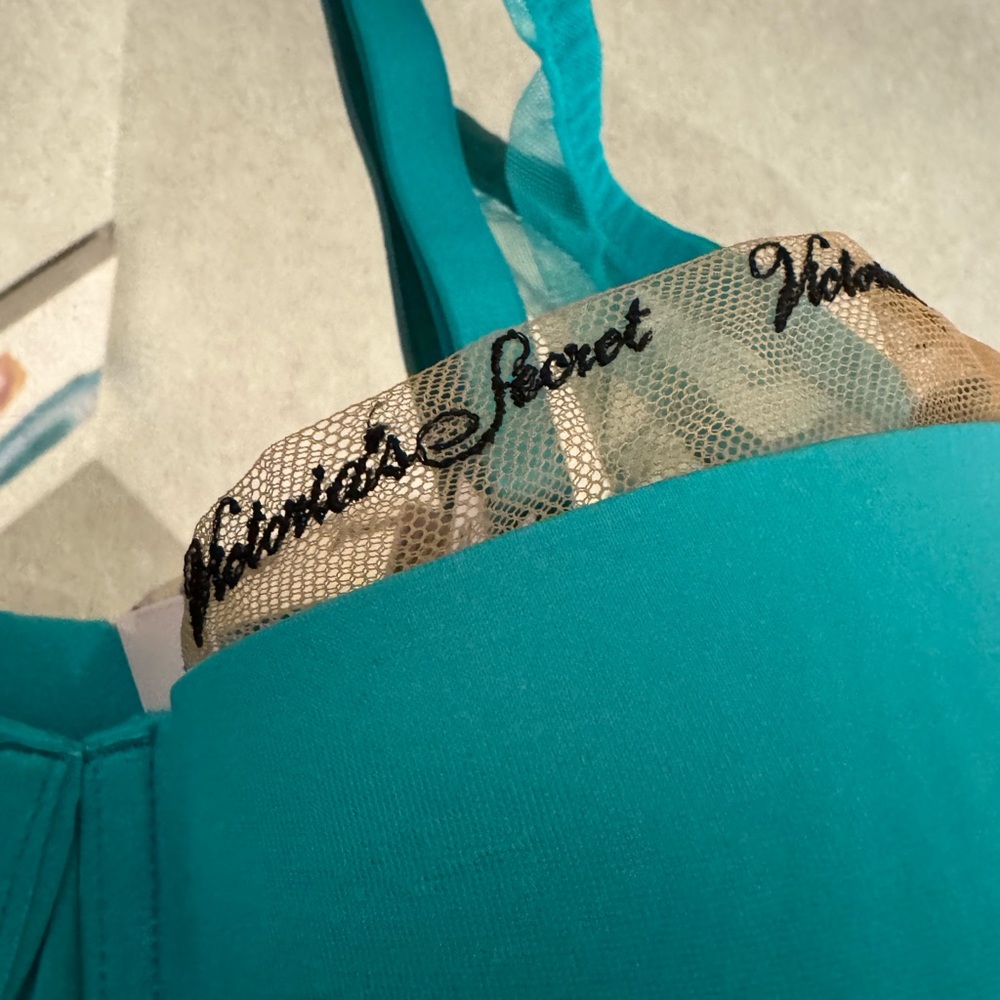 Victoria's Secret Green Underwire Bra - Picture 4 of 5